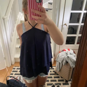 Mörkblå linnetopp från Miss Say - Säljer en mörkblå linnetopp från Missäy. Nyskick. Priset kan sänkas.