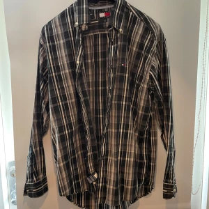 Tommy Hilfiger Skjorta - Hejsan säljer nu en fin tommy hilfiger skjorta som är storlek L/G, billigare vid snabbare affär mvh 