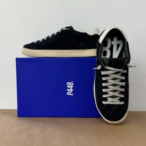 P448 sneakers - Tja! Säljer ett par helt oanvända sneakers ifrån märket P448! Skorna är i fint mocka material! Storlek 45! 