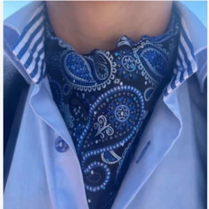 Ascot  - Säljer flera Ascoter. Finns i marinblått, rosa och vinrött, alla med snygg paisleyprint och glansig finish. Perfekt accessoar för att lyfta din outfit med lite extra färg och stil. Finns begränsat antal så passa på! 