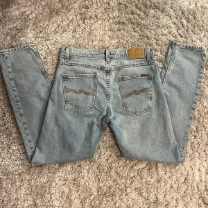 Nudie Lean Dean - Säljer dessa sjukt snygga Nudie jeansen i modellen Lean Dean. Jeansen är i storlek 31/30 och är i bra skick, inga defekter. Bara att skriva över frågor och funderingar.
