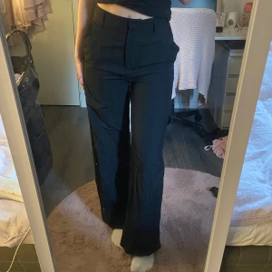 Svarta vida kostymbyxor - Säljer svarta kostymbyxor från Cubus. Jag är 171 cm