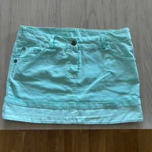 Turkos kortkjol  - Skitcool turkos ”jeanskjol”💗 Midjemått 35 men stretchig!! 