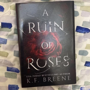 A Ruin of Roses - En mörk och twistad fantasyberättelse med spänning, romantik och en ny version av Skönheten och Odjuret. Perfekt för dig som gillar enemies-to lovers. En bok som är svår att lägga ifrån sig!