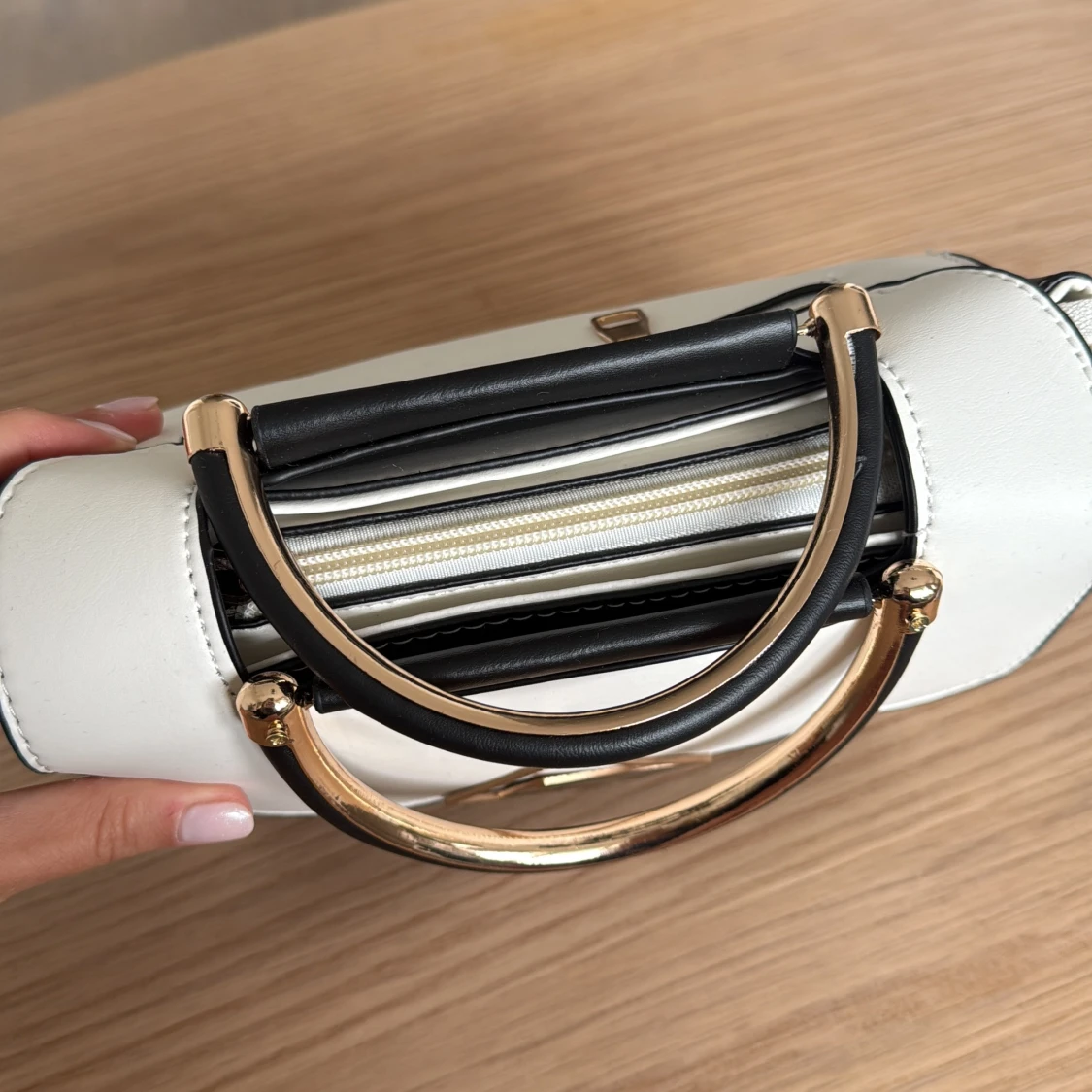 Svartvit handväska med gulddetaljer - 1