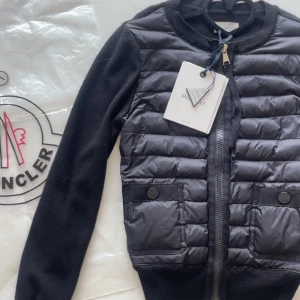 Moncler cardigan  - Säljer min moncler som är i nytt skick💗