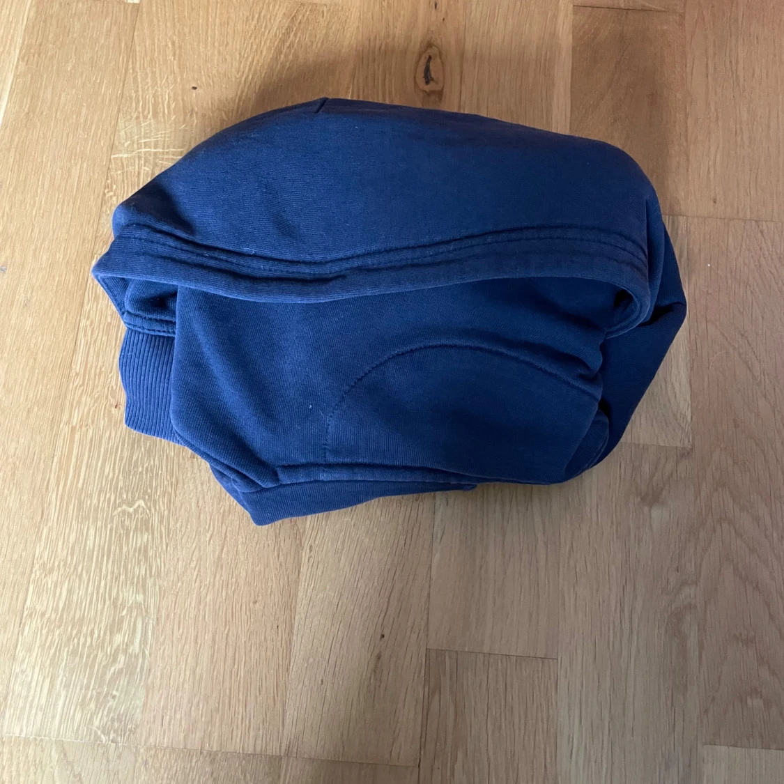 Mörkblå hoodie från Gant - 2