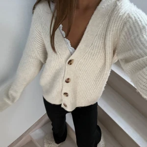 Stickad kofta - Superfin och trendig off-white kofta i otroligt skönt stickat material! Endast använd ett fåtal gånger och är i storlek 10-12 år, men passar de som vanligtvis bär xs eller en storlek större då den är oversize 🩷