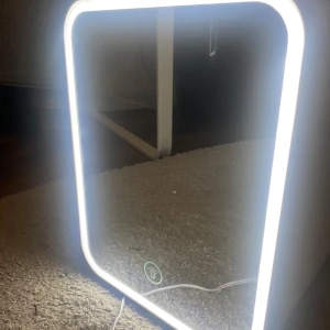 Mini kyl från Clas Ohlson - Säljer en mini kyl från Clas Ohlson då den inte kommer till användning. Den har justerbara lådor och lampa med olika styrkor. Man kan ha både hudvård och till exempel dricka. Priset kan diskuteras 