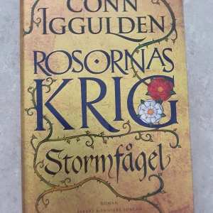 Bok - Följ med till England år 1443 där två rivaliserande släkter kämpar om makten i ett blodigt inbördeskrig. Stormfågel är första delen i en episk serie, perfekt för dig som gillar spänning, historiska intriger och mäktiga karaktärer.