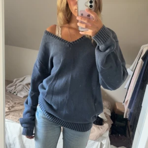 Blå stickad v-ringad tröja brandy Melville  - Mysig mörkblå stickad tröja från Brandy Melville med v-ringad hals och breda ribbade muddar och är obersized:)