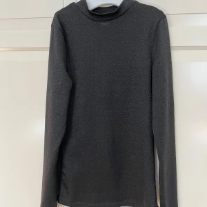 Svart festlig topp med glitter - Säljer denna svarta topp. Svart och glittrig. Lite liten i storleken, mer som en XXS än en XS som den egentligen är. Pris kan diskuteras! 🫶🏼 (nypris cirka 350kr)