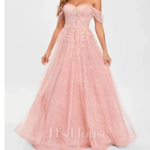 Balklänning från JJ's House - Säljer min superfina ljusrosa långklänning med offshoulder spetsdetaljer. Banden går att ha offshoulder, eller som vanliga band eller vika in dem så att klänningen blir som en tub klänning. Säljes då jag inte längre behöver den💗💗💗