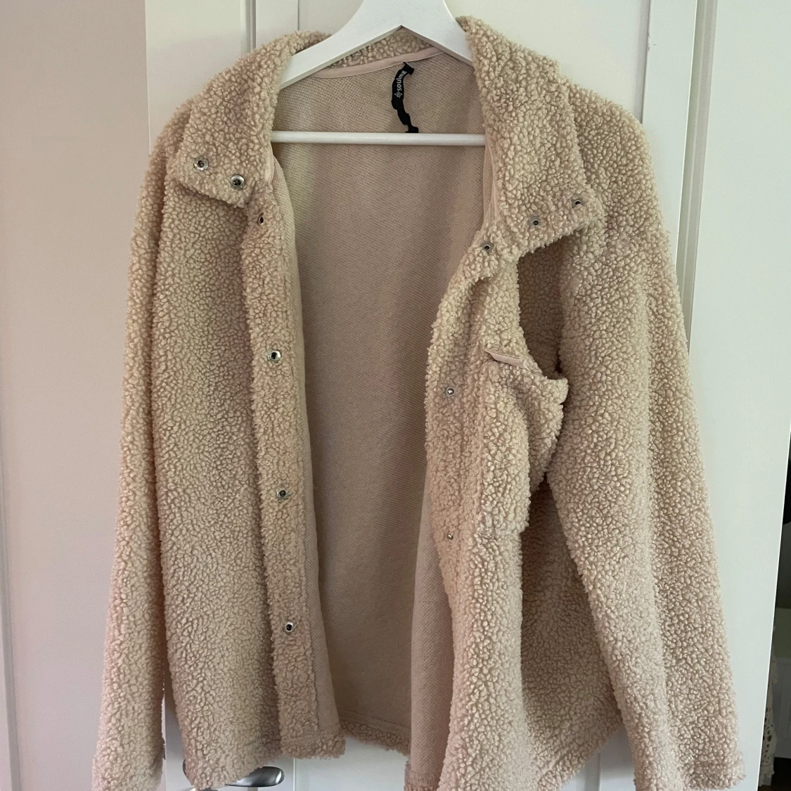 Beige teddyjacka med knappar - 3