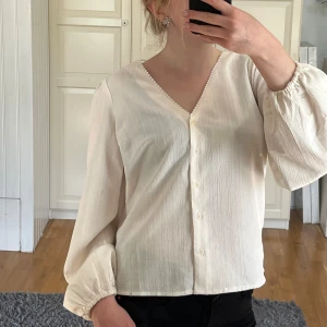 Söt blus - Säljer denna söta blus. Använd cirka 3-4 ggr. Inte lika ”gul” i verkligheten som den är på bilden. Pris kan diskuteras🫶🏼 (nypris cirka 450kr)