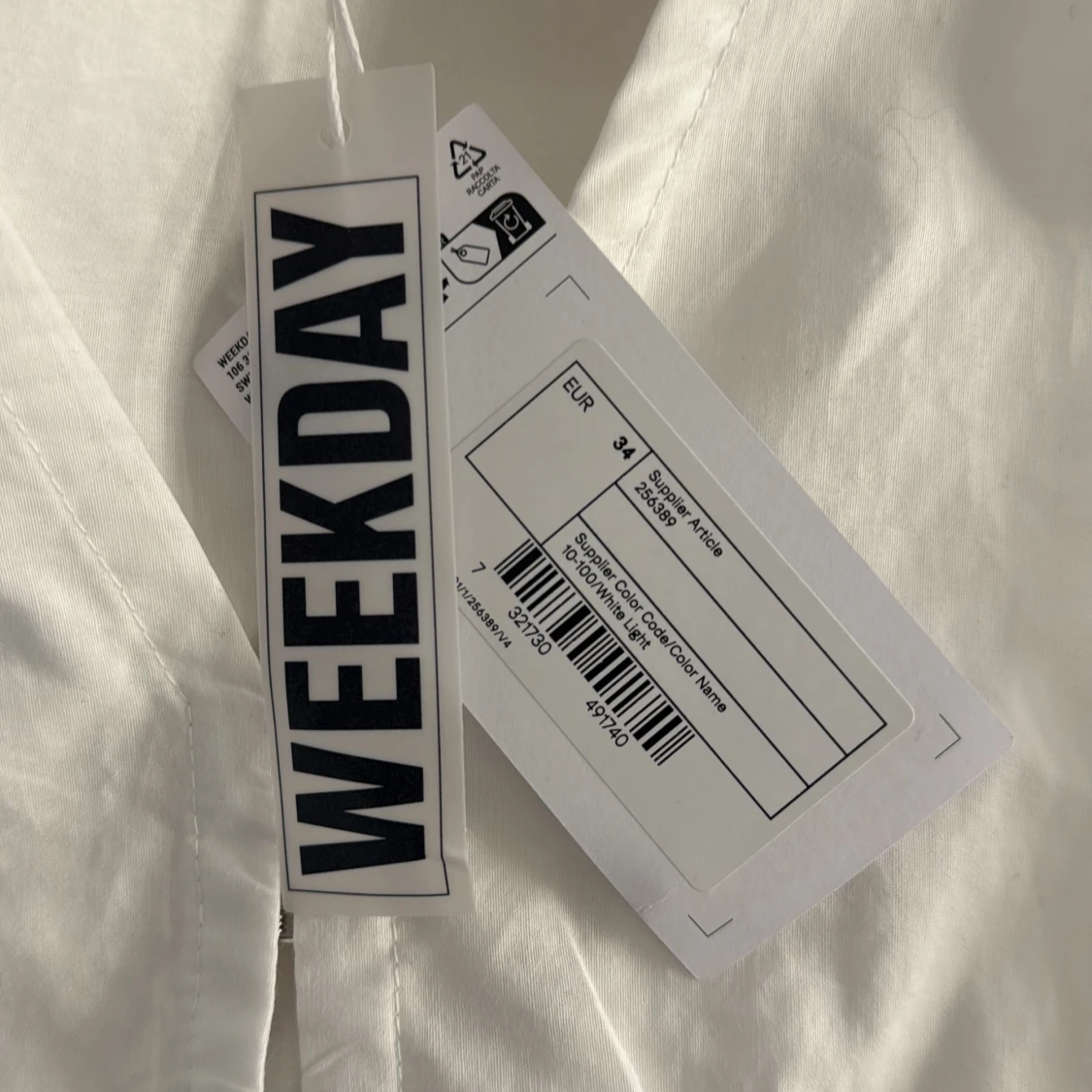 Vit blus med v-ringning - 1