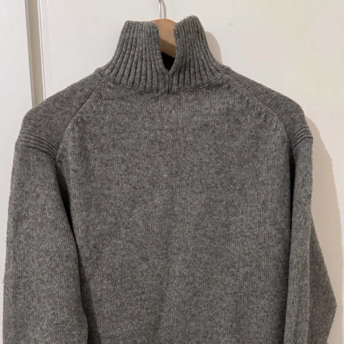 Grå stickad polotröja  - 1