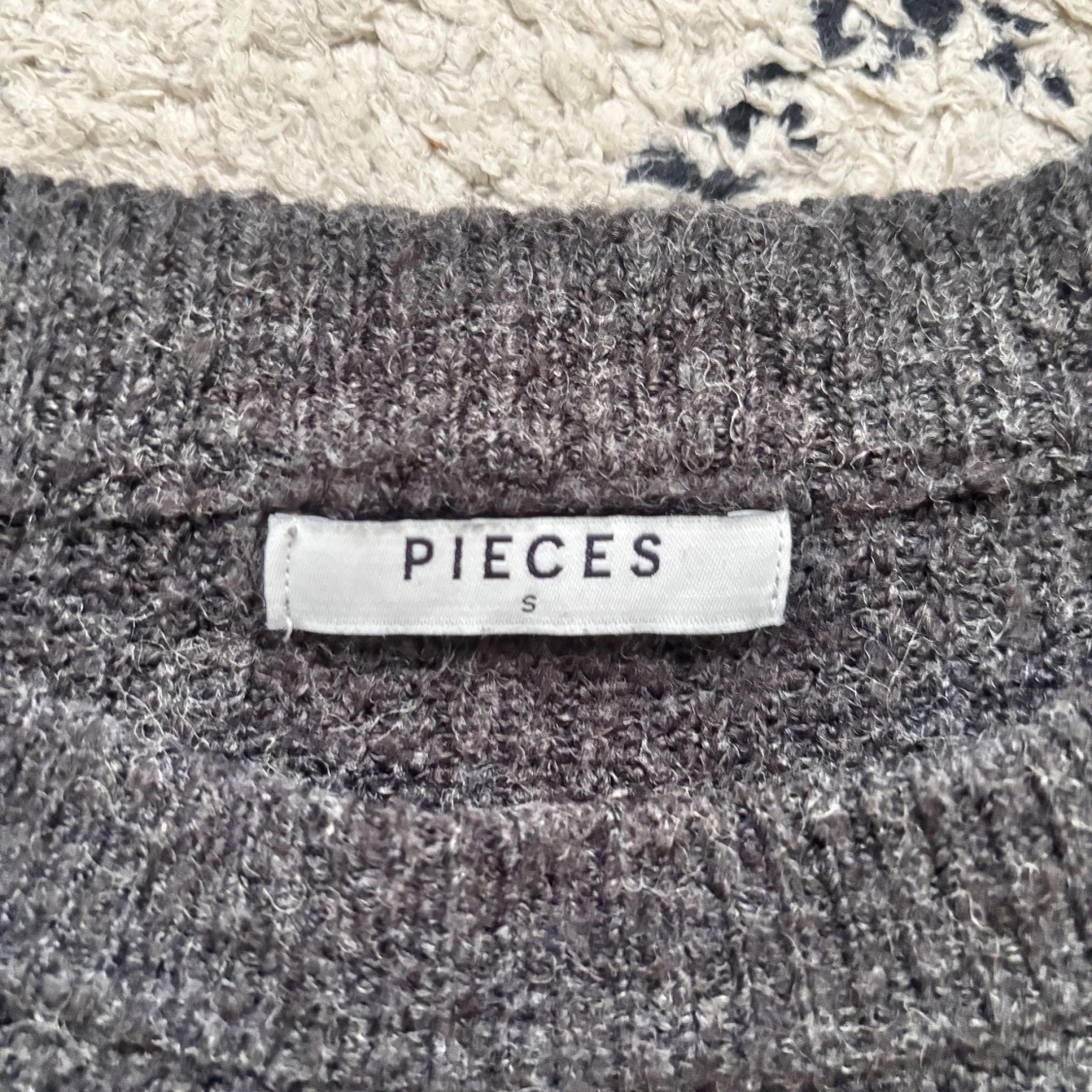 Mörkgrå stickad tröja från Pieces - 2