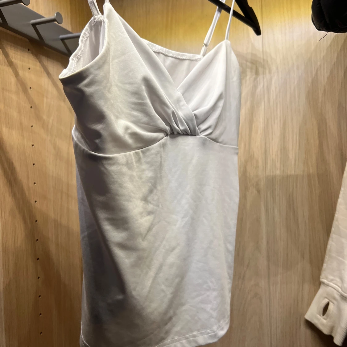 Vit omlott linnetopp med smala band - 1