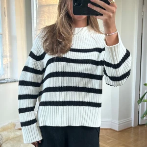 Vit och svart randig stickad tröja - Endast använd enstaka gånger. Det är storlek XXS men jag brukar ha S/M och tycker den sitter perfekt 🌟