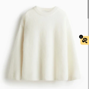 Vit stickad mohair tröja  - Jätte snygg och PRISLAPP SITTER KVAR! Oversized. Tyvärr för stor på mig🥰🥰🥰