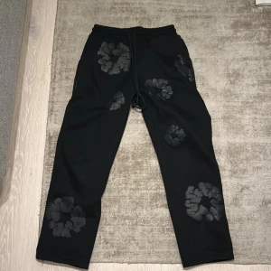 Denim Tears Tracksuit x Heron Preston - Tjena säljer denim tears byxor har änvänt dom 5 gånger men inte min stil längre jag kan också tänka på att sälja hoddien också men då är de bara att skriva 