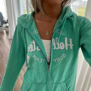 Hollister zip - En zip från Hollister i storlek M. Kan upplevas som mindre i storlek. Tröjan bedöms som använd men i fortsatt gott skick. Jag skickar inom 24h. Se liknande zip i min profil! F25
