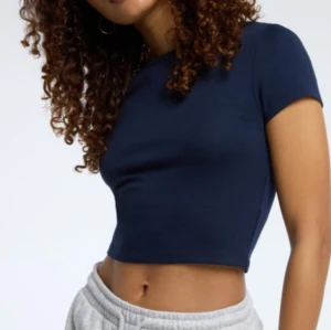 Mörkblå croppad topp - Knappast använd🤗