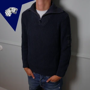 STICKAD ZIP TRÖJA - Stickad zip tröja | Skick: 8.5/10 | Strl: M | Modellen är 182cm | Hör av dig om du undrar någonting!