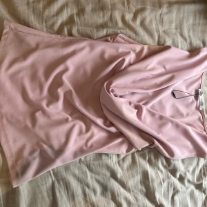 Ljusrosa topp från zara - Supersöt ljusrosa topp från Zara med urringad design och mjukt, slätt tyg. 