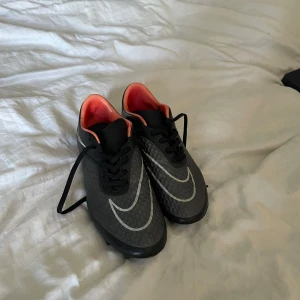 Nike hypervenoms  - Hypervenoms som blivit använda ute kanske 5 gånger men sen dess har de blivit förvarade i en låda och tänkte att det var dags att sälja dem nu. Väldigt sköna och väldigt bra ”feel” på bollen