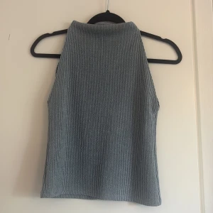 Blå glittrigt linne - Jättefint glitterlinne från Zara. Kolla andra bilden för att se materialet bättre. Aldrig använd bara testad men finns ingen lapp💕