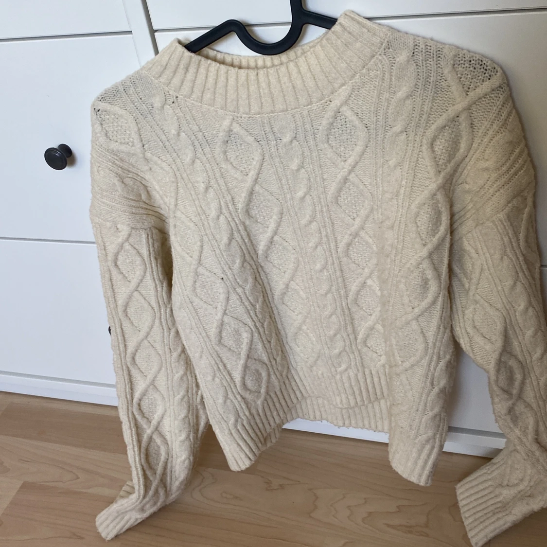 Stickad beige tröja från SRN HLT