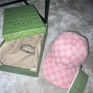 Rosa Gucci keps - Rosa Gucci keps helt ny, har fixat formen med hjälp av en ballong aldrig använt den. Man får även med box och påse på köpet!