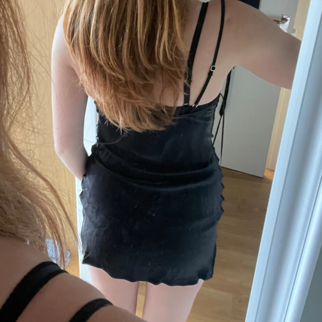 Svart satin kortklänning från Bershka - 1