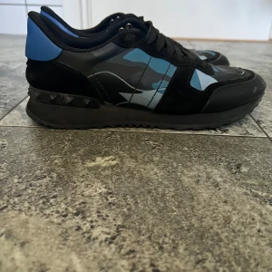 Valentino Rockrunner sneakers blå/svart - Säljer ett par feta valentino rockrunners. Strl 41-42 det är bra skick ingen defekt eller något på de utan bara lite använda. Mitt pris 1899 