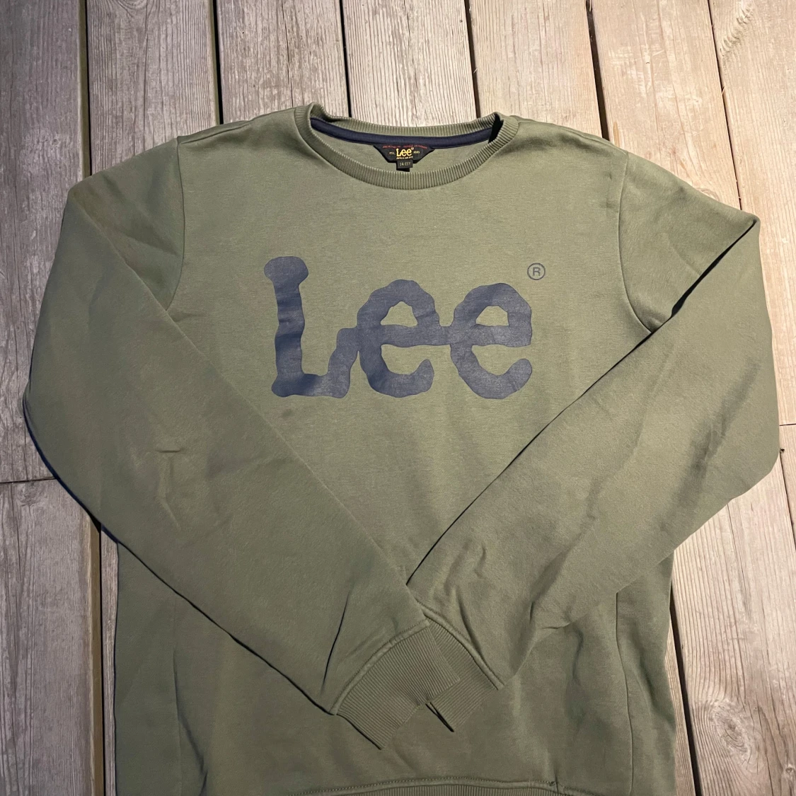 Olivgrön Lee sweatshirt med tryck - 1