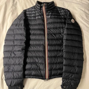 Moncler daniel jacka - Hej, säljer detta! | Storlek: 1 | Passar: Small | Skick: 9/10 | Tveka inte att höra av dig vid frågor eller funderingar😊