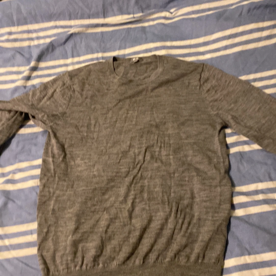 Grå stickad tröja från Uniqlo - 1