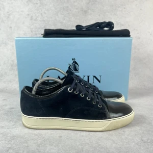 Lanvin DBB1 cap toe sneaker - – Condition: 8/10  - Size: 42/UK8  – What is included: Only the sneakers  – Retail price: 5000 + SEK  Please note that Lanvins fit big and our recommendation is to go one size down