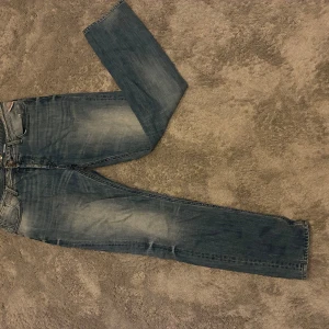 Replay Anbass jeans blå herr - Snygga Replay jeans med vintage stil och lite loose/baggy fit, perfekt för en y2k outfit, mindre tecken på användning finns men inga noterbara deffekter. Hör av dig vid funderingar🤩