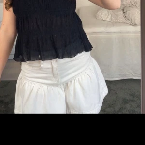 Vit jeanskjol  - en jättefin volang jeanskjol från h&m. Den är använd 2 gånger och är storlek 34. Säljer pågrund av att jag inte använder den så mycket🩷🩷skriv gärna om ni har frågor eller är intresserade🩷🩷