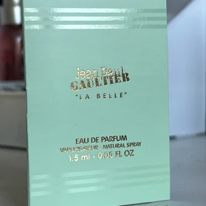 Jean Paul Gaultier La Belle EdP 1,5ml - Testar en lyxig och sensuell parfym från Jean Paul Gaultier – La Belle. Doften är orientalisk med inslag av vanilj, bergamott och päron. Provet är på 1,5 ml och kommer i en mintgrön förpackning med gulddetaljer. Flaskan är liten och genomskinlig med vit spraykork. Lite kvar i flaskan 