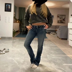 Blå bootcut jeans från LTB - Snygga blå jeans från LTB med bootcut passform och klassiska fickor både fram och bak. Jeansen har låg midja och är tillverkade i ett stretchigt denimtyg som sitter skönt. Perfekta för dig som gillar en tidlös look med lite utsvängda ben.