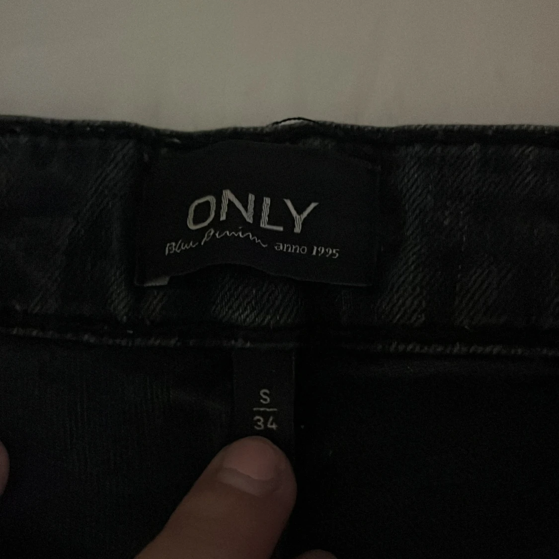 Svarta jeans från ONLY med slitning - 1