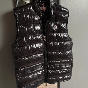 Moncler väst - Svart moncler väst i bra skick! Storlek L.