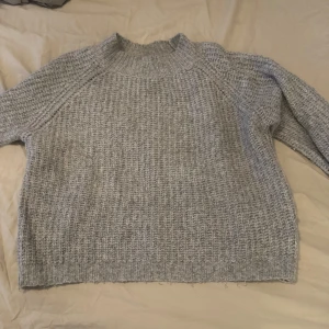 Grå stickad tröja från 157  - Säljer då den inte använts längre, fint skick🥰