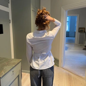 Designbysi skjorta - Snygg vit skjorta med tunna vertikala ränder och klassisk krage. Storlek XS/S