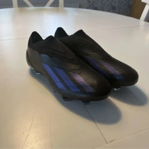 Adidas X crazyfast.1 nypris 3100 fotbollsskor - Ett par helt nya Adidas X crazyfast.1 laceless aldrig använda. Köpta för 3099 förra veckan. Det enda dåliga är att kartongen har jag slängt men skickas självklart i en annan kartong. Så ett jättebra pris för jättebra fotbollsskor. Det är inga skosnören på dom så det är väldigt skönt. Går självklart att pruta ockå:)