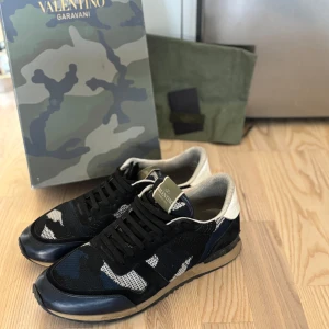 Valentino Rockrunners  - Valentino Rockrunners | Storlek - 43 | Skick: 8/10 några små tecken på användning, snören är av på ett ställa på båda skorna men inget som syns under användning | Retail 7000+ | 